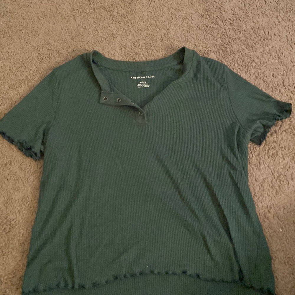 Cropped short sleeve green t-shirt.